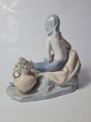 Lladro Статуэтка &quot;Девушка с вазой с цветами и маленькой птичкой на руке&quot;, 15см х 16см, Испания, 1960-70гг.