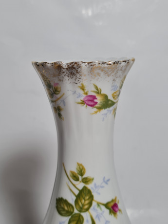 Ваза винтажная Chodziez Poland с розовым цветком, фигурный край, фарфор, 19 см, Польша, 1960-70гг.