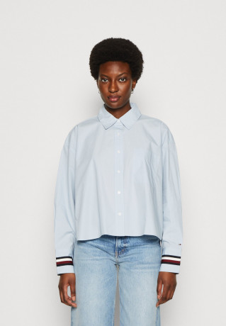 Tommy Hilfiger CROP OVERSIZED GLOBAL SHIRT  Button-down blouse breezy blue РУБАШКА CROP OVERSIZED GLOBAL Блузка на пуговицах свежий синий