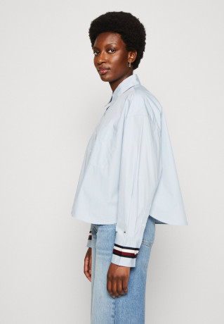 Tommy Hilfiger CROP OVERSIZED GLOBAL SHIRT  Button-down blouse breezy blue РУБАШКА CROP OVERSIZED GLOBAL Блузка на пуговицах свежий синий