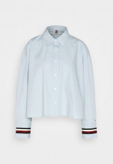 Tommy Hilfiger CROP OVERSIZED GLOBAL SHIRT  Button-down blouse breezy blue РУБАШКА CROP OVERSIZED GLOBAL Блузка на пуговицах свежий синий