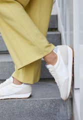 Nike Sportswear DAYBREAK Sneaker low summit white/white/pale ivory/light smoke grey/med brown DAYBREAK Низкие кроссовки женские вершина белый/белый/светлая слоновая кость/светло-серый дым/средне-коричневый