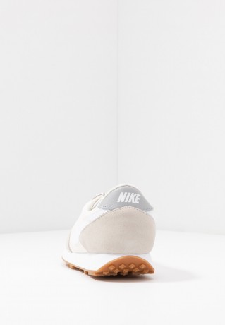 Nike Sportswear DAYBREAK Sneaker low summit white/white/pale ivory/light smoke grey/med brown DAYBREAK Низкие кроссовки женские вершина белый/белый/светлая слоновая кость/светло-серый дым/средне-коричневый