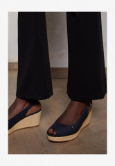 Tommy Hilfiger ICONIC ELBA SLING BACK WEDGE Platform sandals desert sky ICONIC ELBA SLING BACK WEDGE Сандалии на платформе небо пустыни