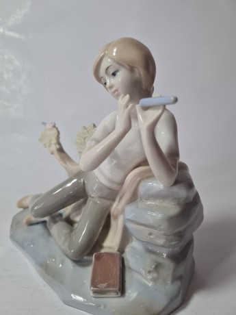 Статуэтка винтажная среднего размера Lladro "Мальчик с трубочкой", фарфор, 15 х 16 см, Испания, 1960-70гг.