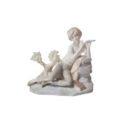 Статуэтка винтажная среднего размера Lladro &quot;Мальчик с трубочкой&quot;, фарфор, 15 х 16 см, Испания, 1960-70гг.