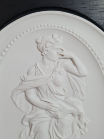 Картина винтажная Meissen, Klio, керамика в деревянной раме, отлита по оригинальным формам Дж.Дж.Кендлера, 23 x 19,5 см, Германия, 1981 г.