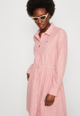 Tommy Hilfiger ITHAKA KNEE SHIRT DRESS  Shirt dress red ПЛАТЬЕ-РУБАШКА ITHACA KNEE SHIRT DRESS Платье-рубашка красный