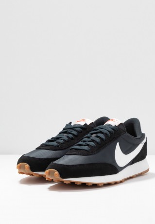 Nike Sportswear DAYBREAK Sneaker low black/summit white/off noir/brown/team orange DAYBREAK Низкие кроссовки женские черный/саммит белый/off noir/коричневый/team Orange