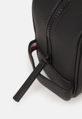 Tommy Hilfiger ESSENTIAL WASHBAG UNISEX Wash bag black ESSENTIAL WASHBAG UNISEX Сумка для стирки черный