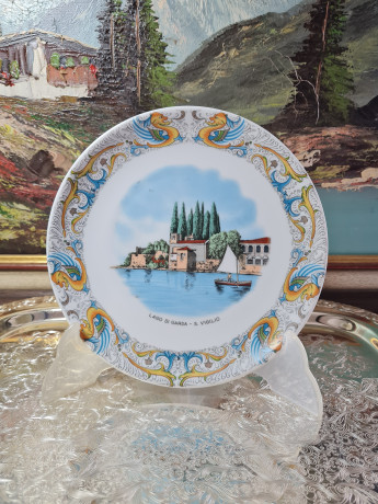 Тарелка декоративная винтажная с изображением Лаго ди Гарда, фарфор, 19.5 см, Италия, 1960-70гг.