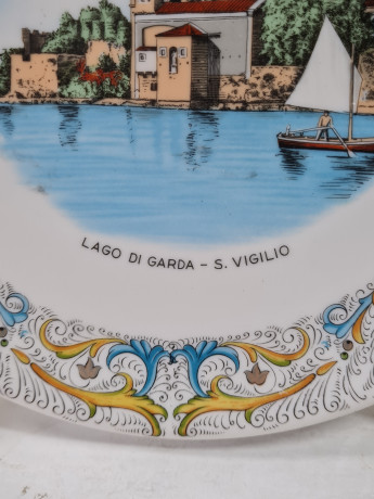 Тарелка декоративная винтажная с изображением Лаго ди Гарда, фарфор, 19.5 см, Италия, 1960-70гг.
