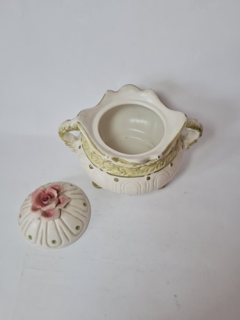 BASSANO Керамическая ваза для сладостей на ножках с рельефным рисунком и с крышкой "Роза", 16см х 22см, Италия, 1960-70гг.