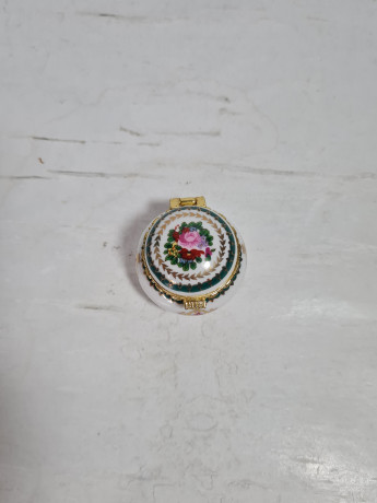 Шкатулка винтажная Les Porcelaines de Beaugancy с золотистой застежкой, фарфор, 4 х 3 см, Франция, 1960-70гг.