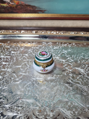 Шкатулка винтажная Les Porcelaines de Beaugancy с золотистой застежкой, фарфор, 4 х 3 см, Франция, 1960-70гг.