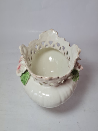 Настольная ваза винтажная, фарфор с цветочным фактурным декором, 20 x 15 x 15 см, Италия, 1960-70гг.