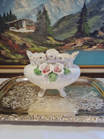 Настольная ваза винтажная, фарфор с цветочным фактурным декором, 20 x 15 x 15 см, Италия, 1960-70гг.