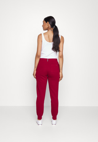 Tommy Hilfiger TAPERED MONOGRAM SWEATPANTS Tracksuit bottoms rouge СПОРТИВНЫЕ БРЮКИ TAPERED MONOGRAM Спортивные штаны румяна