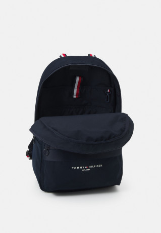 Tommy Hilfiger ESTABLISHED BACKPACK UNISEX Rucksack desert sky УСТАНОВЛЕННЫЙ РЮКЗАК УНИСЕКС Рюкзак небо пустыни