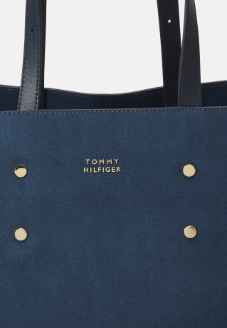 Tommy Hilfiger RELAXED LEATHER TOTE SUEDE Tote bag blue coast RELAXED LEATHER TOTE SUEDE Сумка-тоут голубое побережье
