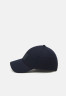 Tommy Hilfiger COAST CAP Cap space blue ПОБЕРЕЖНАЯ КЕПКА Кепка космический синий