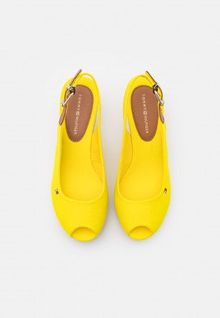 Tommy Hilfiger ICONIC ELBA SLING BACK WEDGE Platform sandals vivid yellow ICONIC ELBA SLING BACK WEDGE Сандалии на платформе ярко-желтый