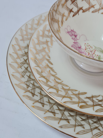 Чайное трио винтажное, белый фарфор с фиолетовым цветочным декором и позолоченным узором, Германия, 1960-70гг.