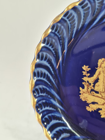 Тарелка винтажная Limoges France, голубой фарфор с золотым изображением влюбленной пары, 11 x 1,5 см, Франция, 1960-70гг.