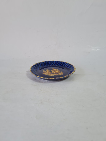 Тарелка винтажная Limoges France, голубой фарфор с золотым изображением влюбленной пары, 11 x 1,5 см, Франция, 1960-70гг.