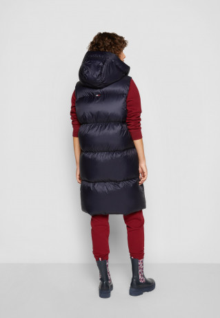 Tommy Hilfiger MONOGRAM BADGE VEST Waistcoat desert sky ЖИЛЕТ С МОНОГРАММОЙ Жилет небо пустыни