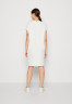 Tommy Hilfiger 1985 MINI CORPLOGO Day dress weathered white 1985 MINI CORP LOGO Повседневное платье выветрившийся белый
