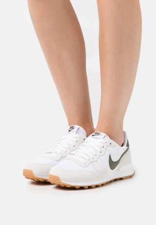 Nike Sportswear INTERNATIONALIST Sneaker low white/rough green/summit white INTERNATIONALIST Низкие кроссовки женские белый/шероховатый зеленый/вершинно-белый