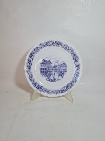 Тарелка винтажная сервировочная Arcopal с изображением города и цветочным орнаментом, фарфор, 25 x 2 см, Франция, 1960-70гг.