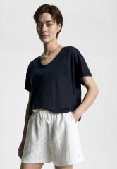 Tommy Hilfiger V NECK RELAXED FIT  Basic T-shirt desert sky V NECK RELAXED FIT Базовая футболка небо пустыни