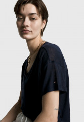 Tommy Hilfiger V NECK RELAXED FIT  Basic T-shirt desert sky V NECK RELAXED FIT Базовая футболка небо пустыни