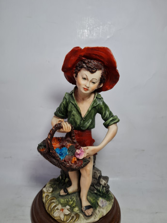 Статуэтка винтажная Giuseppe Armane "Мальчик с корзиной цветов", фарфор, 25,5 x 14 см, Италия, 1960-70гг. 