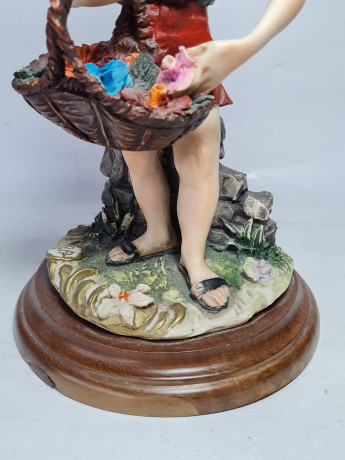 Статуэтка винтажная Giuseppe Armane "Мальчик с корзиной цветов", фарфор, 25,5 x 14 см, Италия, 1960-70гг. 