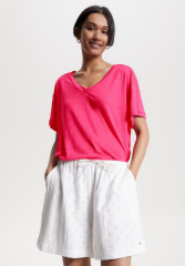 Tommy Hilfiger V NECK RELAXED FIT  Basic T-shirt bright cerise pink V NECK RELAXED FIT Базовая футболка ярко-вишнево-розовый