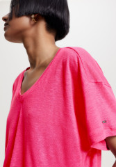 Tommy Hilfiger V NECK RELAXED FIT  Basic T-shirt bright cerise pink V NECK RELAXED FIT Базовая футболка ярко-вишнево-розовый