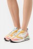 Nike Sportswear AIR MAX DAWN SE Sneaker low light orewood brown/sail/sanded gold/light madder root/worn blue/vivid green AIR MAX DAWN SE Низкие кроссовки женские светлый коричневый цвет рудного дерева/парус/песочное золото/светлый корень марены/потертый с
