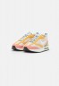 Nike Sportswear AIR MAX DAWN SE Sneaker low light orewood brown/sail/sanded gold/light madder root/worn blue/vivid green AIR MAX DAWN SE Низкие кроссовки женские светлый коричневый цвет рудного дерева/парус/песочное золото/светлый корень марены/потертый с