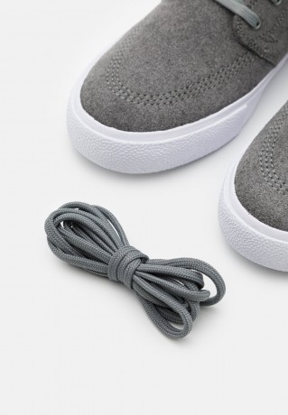 Nike SB ZOOM STEFAN JANOSKI UNISEX Sneaker low tumbled grey/university red/tumbled grey/white ZOOM STEFAN JANOSKI UNISEX Низкие кроссовки женские Упавший серый/университетский красный/упавший серый/белый