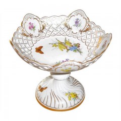 Meissen Meissen  'Neuer Ausschnitt - Blume naturalistisch bunt mit Schmetterling' Schale auf Fuss mit Durchbruch h: 18 cm / d: 16 cm Мейсен &quot;New cut - цветочный натуралистичный красочный с бабочкой&quot; чаша на ножке с прорывом в: 18 см / д: 16 см