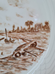 Hutschenreuther Белая фарфоровая тарелка с рисунком в коричневых тонах "На реке", 29 x 2,5 см, Германия, 1960-70гг.