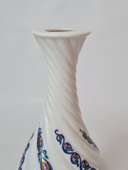 Ваза винтажная Byzantium, белый фарфор с разноцветным растительным узором, 20 x 9,5 см / 2,5 см, 1960-70гг.