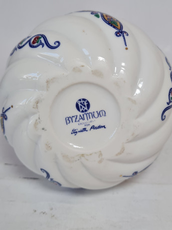 Ваза винтажная Byzantium, белый фарфор с разноцветным растительным узором, 20 x 9,5 см / 2,5 см, 1960-70гг.