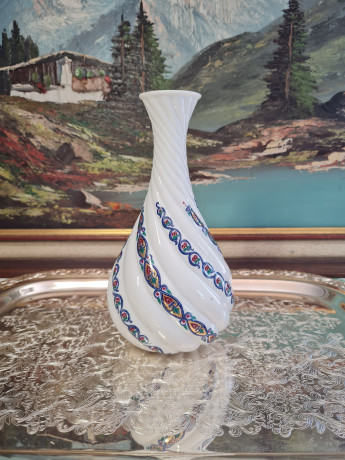 Ваза винтажная Byzantium, белый фарфор с разноцветным растительным узором, 20 x 9,5 см / 2,5 см, 1960-70гг.
