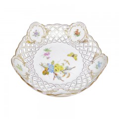 Meissen Meissen  'Neuer Ausschnitt - Blume naturalistisch bunt mit Schmetterling' Schale mit Druchbruch 18 cm Мейсен &quot;новая огранка - цветок натуралистичный красочный с бабочкой&quot; миска с прорывом 18 см