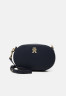 Tommy Hilfiger TIMELESS CAMERA BAG Across body bag space blue СУМКА ДЛЯ КАМЕРЫ TIMELESS — Сумка через плечо космический синий
