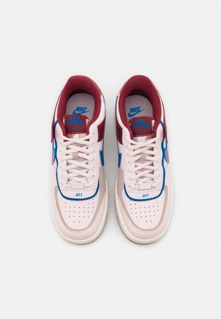Nike Sportswear W AF1 SHADOW Sneaker low light soft pink/canyon rust/fossil stone/team red/photo blue/blue jay W AF1 SHADOW Низкие кроссовки женские светло-розовый/каньонная ржавчина/ископаемый камень/командно-красный/голубой фото/голубая сойка